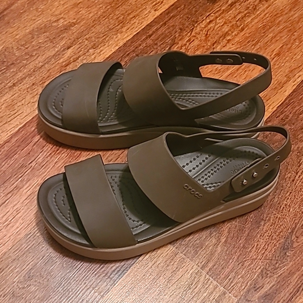 Crocs Brooklyn low wedge sandal